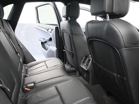 Certified 2023 Porsche Macan AWD/4WD image 22