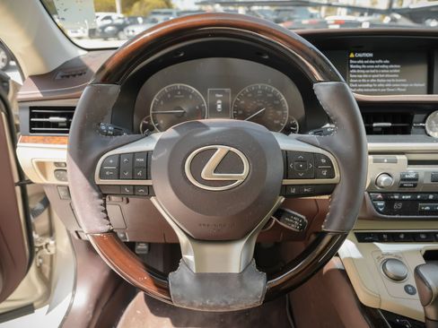 Used 2018 Lexus ES 350 w/ Luxury Package w/Wood Trim FWD image 20