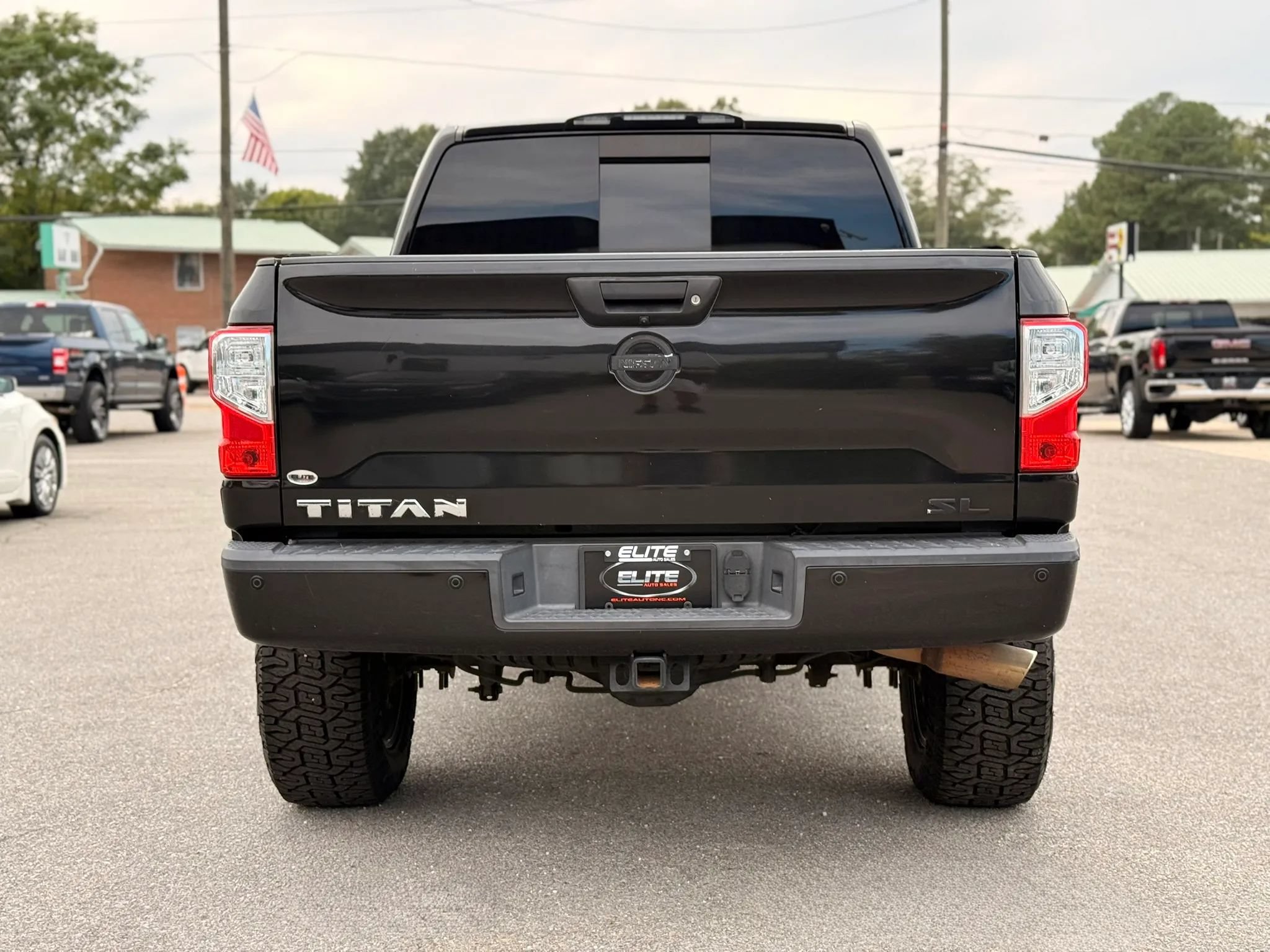 Used 2017 Nissan Titan SL w/ SL Towing Convenience Package RWD image 8