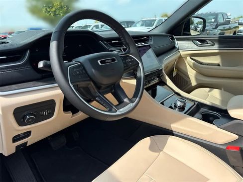 New 2025 Jeep Grand Cherokee Limited image 2