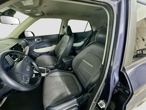Used 2021 Hyundai Venue FWD image 13