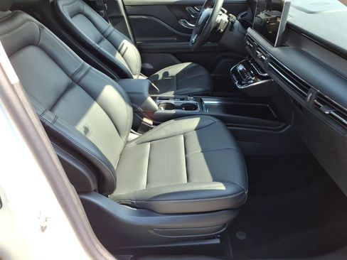 Used 2025 Lincoln Corsair AWD w/ Equipment Group 101A image 8