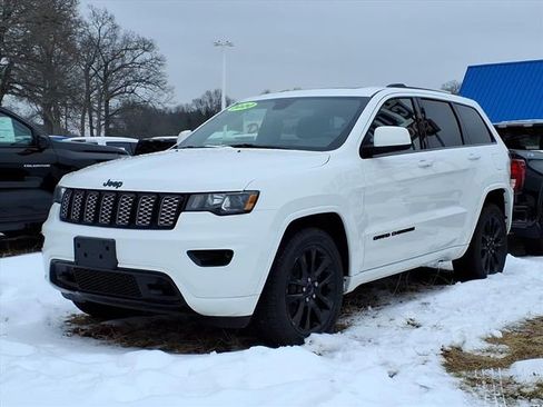 Used 2020 Jeep Grand Cherokee Altitude image 4