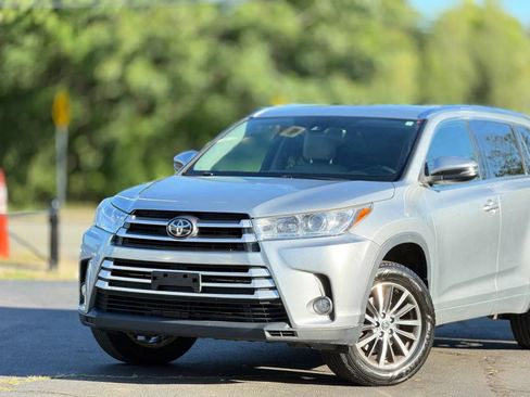 Used 2017 Toyota Highlander XLE w/ Carpet Mat Package AWD/4WD image 4