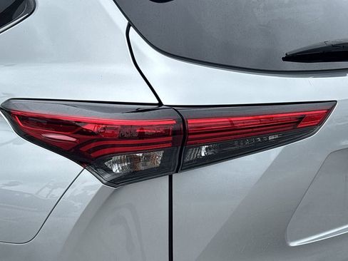 Used 2022 Toyota Highlander XLE AWD/4WD image 7