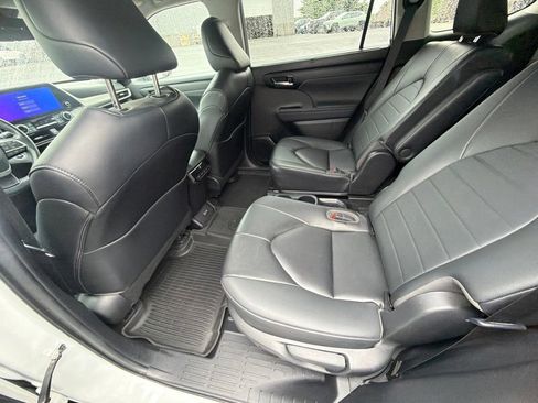 Used 2023 Toyota Highlander XLE AWD/4WD image 47