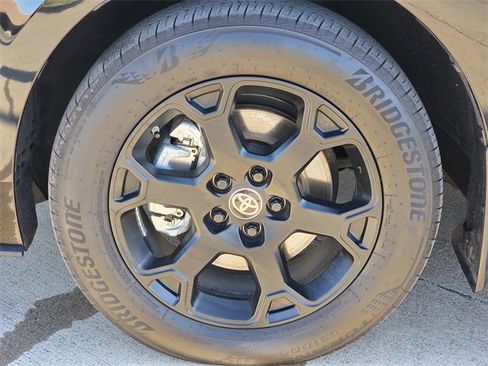 Used 2025 Toyota Sienna XLE Woodland Edition image 9