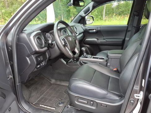 Used 2023 Toyota Tacoma TRD Sport w/ TRD Premium Sport Package AWD/4WD image 15