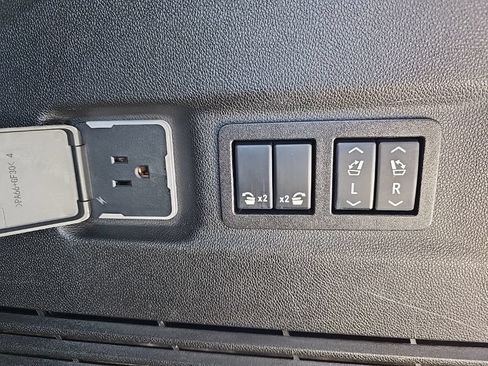 Used 2025 Chevrolet Suburban High Country AWD/4WD image 60