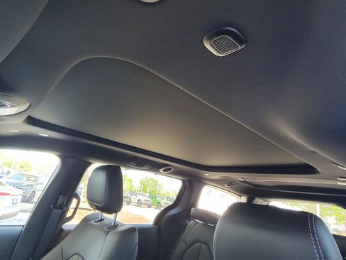 New 2025 Chrysler Pacifica Select FWD image 8
