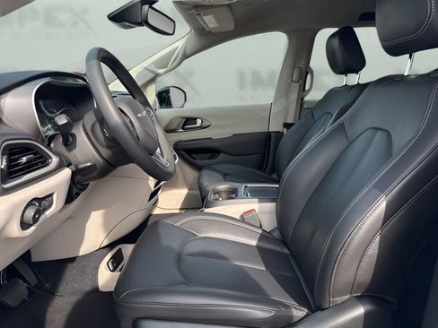 Used 2024 Chrysler Pacifica Touring-L FWD image 10