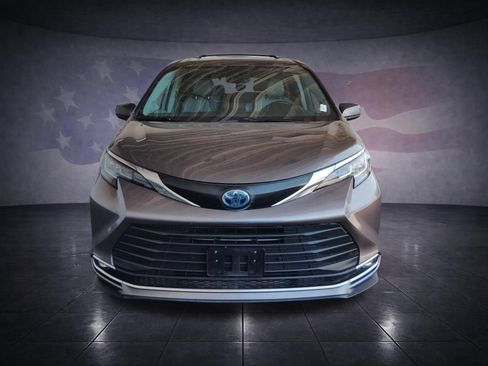 Used 2022 Toyota Sienna XLE w/ XLE Plus Package FWD image 8