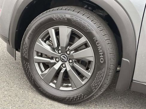 Used 2024 Nissan Pathfinder SV w/ Black Appearance Package image 8