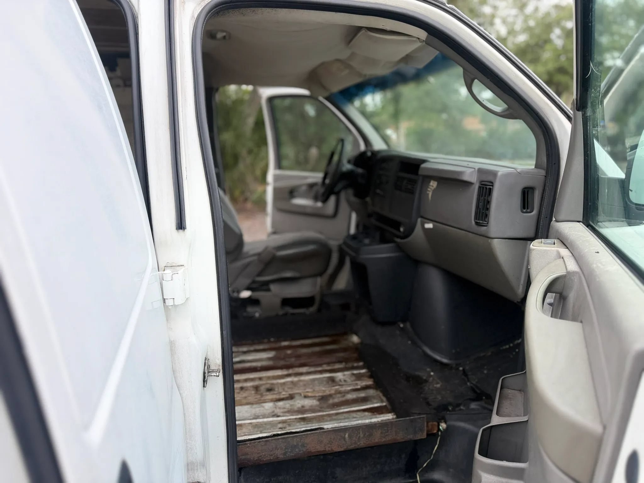 Used 2004 Chevrolet Express 2500 RWD image 5