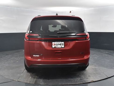 New 2026 Chrysler Pacifica Select image 8