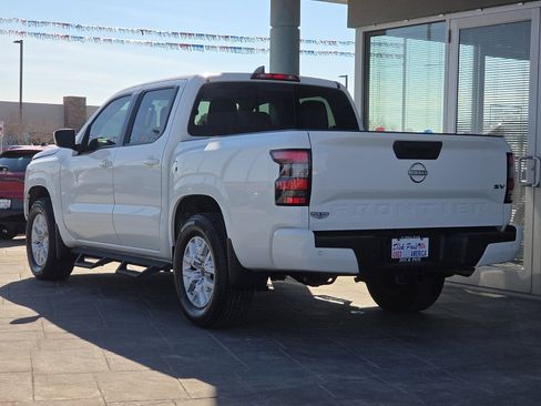 Used 2024 Nissan Frontier SV w/ SV Convenience Package image 4