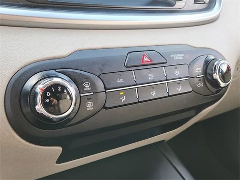 Used 2020 Kia Sorento LX image 19