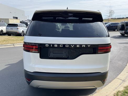 Used 2025 Land Rover Discovery S image 6
