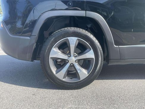 Used 2019 Jeep Cherokee Limited FWD image 7