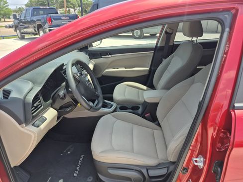 Used 2019 Hyundai Elantra SE w/ Cargo Package FWD image 12