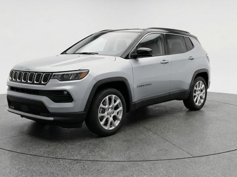 Used 2025 Jeep Compass Limited AWD/4WD image 3
