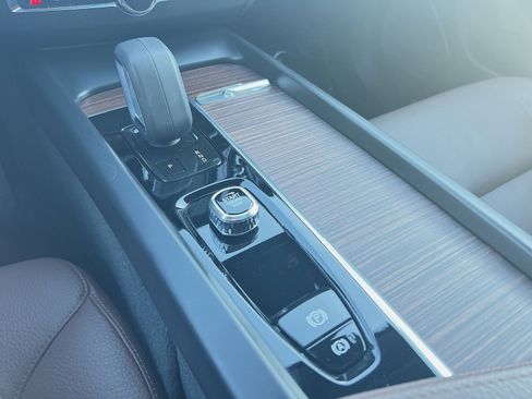 Certified 2022 Volvo XC60 B5 Momentum image 22