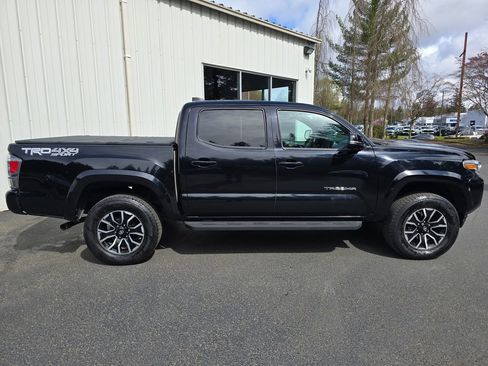 Used 2020 Toyota Tacoma TRD Sport w/ TRD Premium Sport Package AWD/4WD image 3