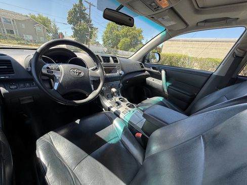 Used 2012 Toyota Highlander SE w/ Tow Pkg AWD/4WD image 9