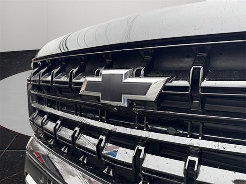 Used 2025 Chevrolet Suburban Z71 image 9