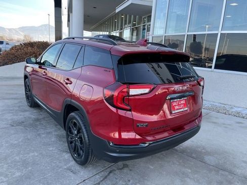 Used 2022 GMC Terrain SLT w/ Elevation Edition image 5