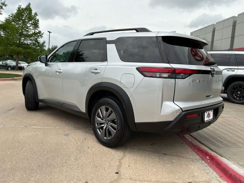 Used 2025 Nissan Pathfinder SV FWD image 7