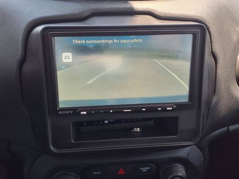 Used 2018 Jeep Renegade Latitude FWD image 12