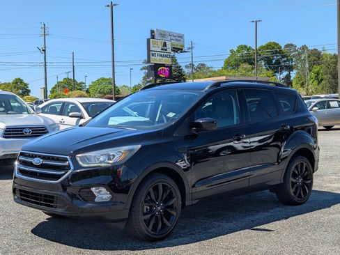 Used 2017 Ford Escape SE w/ Equipment Group 201A image 1