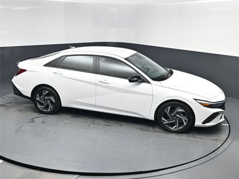 Certified 2025 Hyundai Elantra Sport image 11