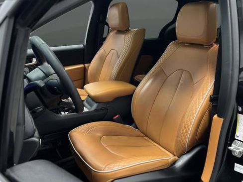 Used 2023 Chrysler Pacifica Pinnacle FWD image 10