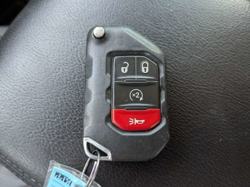 Used 2020 Jeep Gladiator Overland AWD/4WD image 30