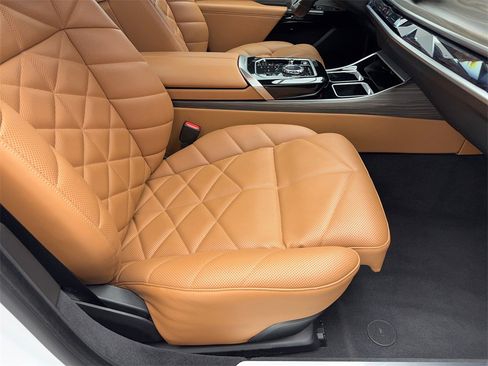 Used 2023 BMW 740i image 52