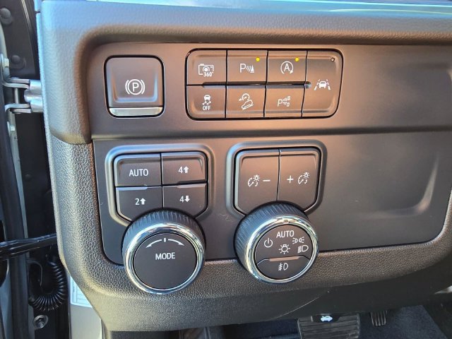 Used 2025 Chevrolet Suburban Z71 AWD/4WD image 28