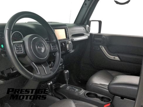 Used 2015 Jeep Wrangler Unlimited Rubicon w/ Connectivity Group AWD/4WD image 13