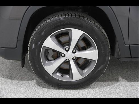 Used 2020 Jeep Cherokee Limited image 22