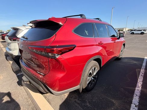 Used 2021 Toyota Highlander XLE AWD/4WD image 5