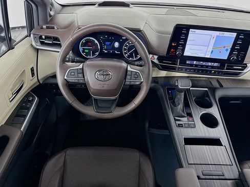 Used 2024 Toyota Sienna Platinum image 27