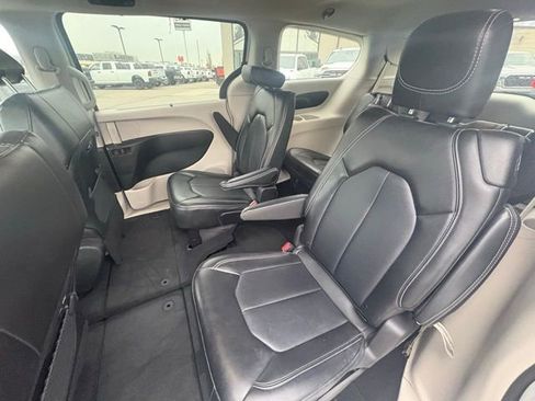 Certified 2024 Chrysler Pacifica Touring-L image 23