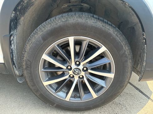 Used 2019 Toyota Highlander XLE AWD/4WD image 14