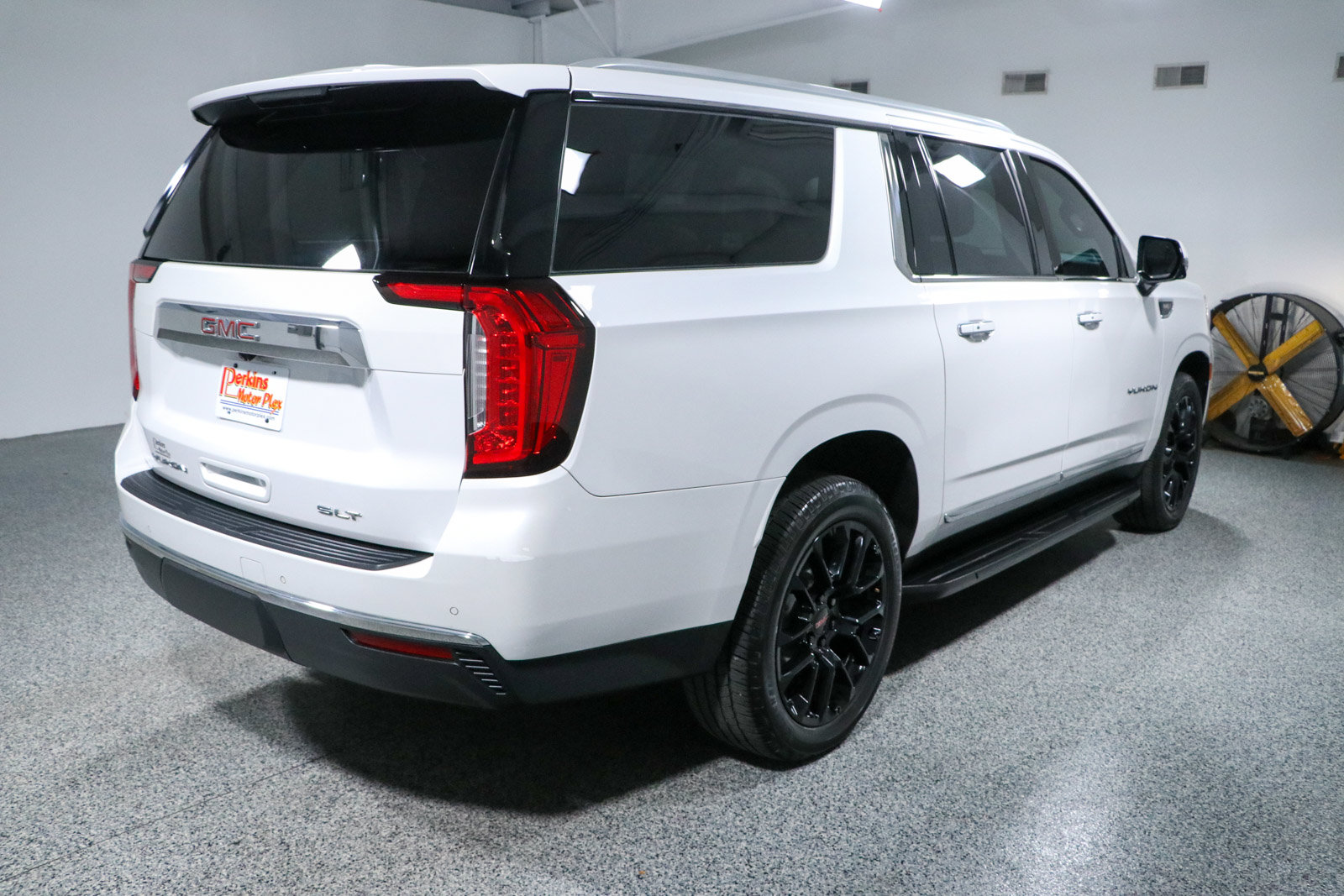 Used 2022 GMC Yukon XL SLT w/ SLT Premium Package RWD image 7