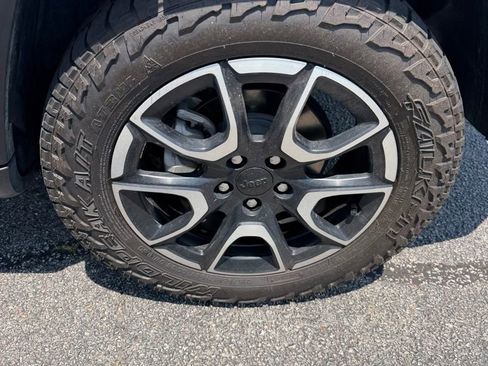Used 2024 Jeep Compass Trailhawk AWD/4WD image 9