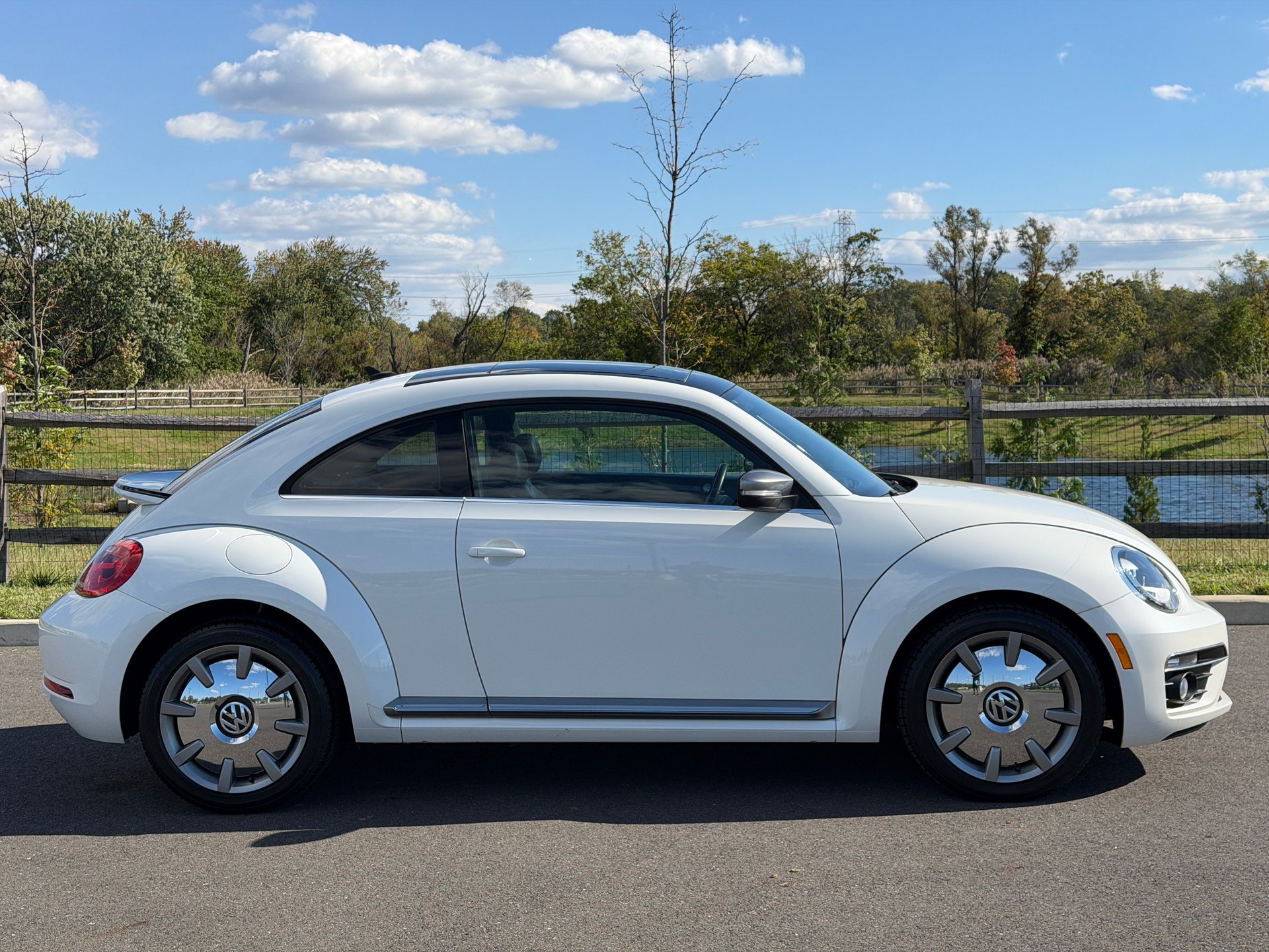 Used 2014 Volkswagen Beetle TDI FWD image 17