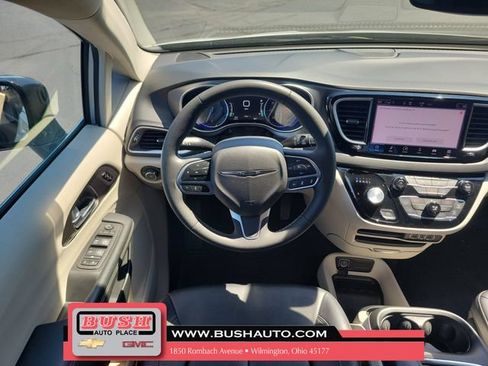 Used 2024 Chrysler Pacifica Touring-L FWD image 10