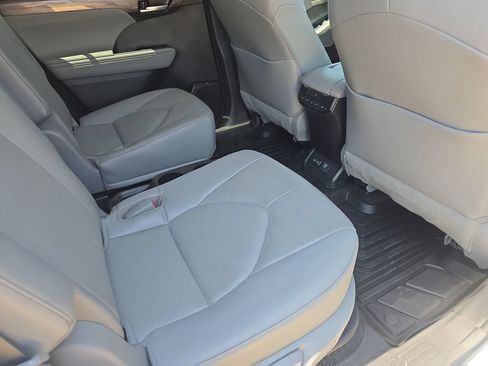 Used 2023 Toyota Highlander Limited FWD image 11