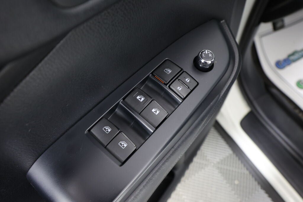 Used 2017 Toyota Highlander SE AWD/4WD image 32